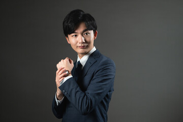 スーツ姿の若い男性　ビジネスイメージ