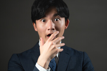 スーツ姿の若い男性　ビジネスイメージ