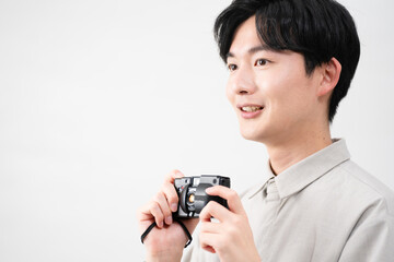 Fototapeta premium フィルムカメラを持っている若い男性