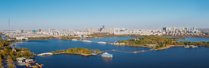 Fototapeta premium Aerial view of the urban architectural scenery and autumn landscape of Qingfeng Lake in Dongying, Shandong, China