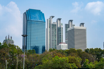 Obraz premium Bangkok urban skyline with modern buildings and green park