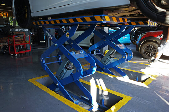 Maintenance of White Lamborghini Gallardo luxury super car