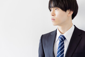 遠くを見つけるビジネスマン