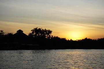 ベトナム　夕暮れの川の景色