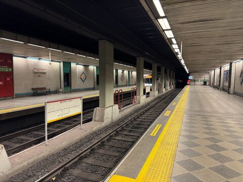 Topkapı-Ulubatlı station platform, Istanbul Metro Line M1, Fatih district, Turkey, July 2025.