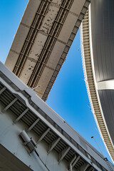 大きな橋を見上げる