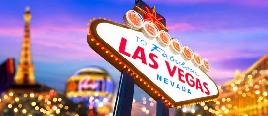 Wandcirkels Las Vegas Las Vegas, Nevada, United States of America. 01-15-2026 Welcome to Fabulous Las Vegas Neon Sign With Sunset Beautiful Cloudy Sky  © somchaij