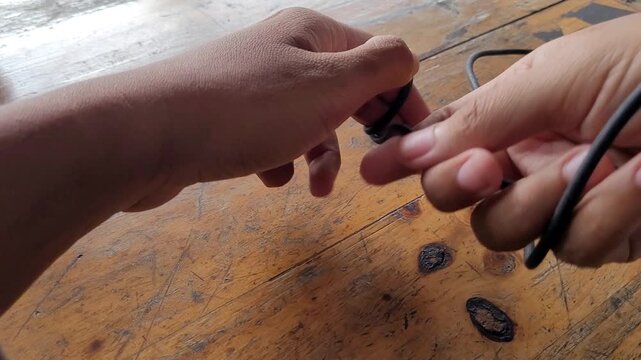 Hand rolling charging cable for storage purpose