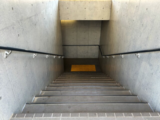 地下へと向かう階段