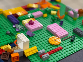 Naklejka premium Colorful lego arrangement on green baseplate