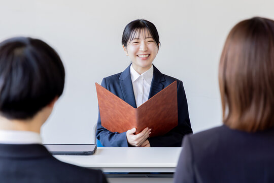 営業するビジネスウーマン