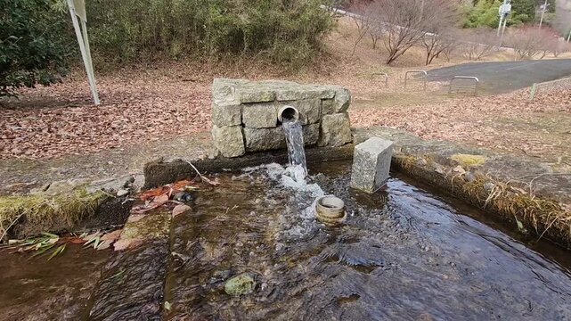 群馬県青木湖　みかげ原展望地の湧水