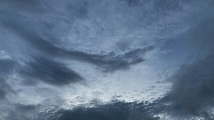 Obraz premium The overcast sky with dark and dramatic clouds forms a natural texture, creating a calm and mysterious atmosphere.