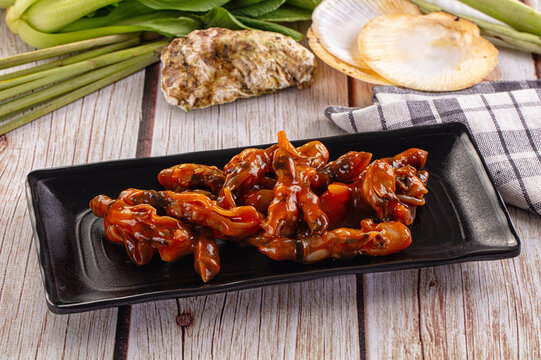 Razor shell mollusk with sauce