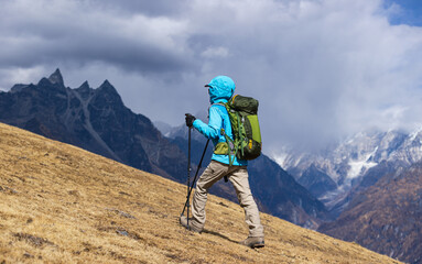 Obraz premium Backpacking woman hiking on high altitude mountain top