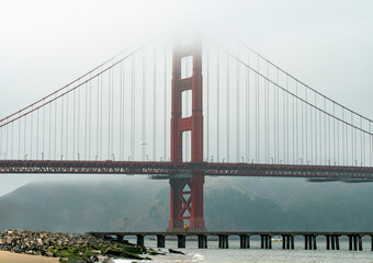 Obraz premium Man admiring the Golden Gate Bridge from a viewpoint in San Francisco