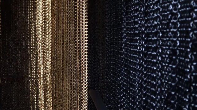 The rooms were separated by curtains made of chains.쇠사슬로 커튼을 만들어 방을 분리해 놓았습니다.