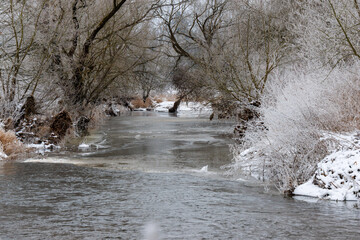 Winterliche Flusslandschaft der Waldnaab bei Rothenstadt mit Frost und Schnee