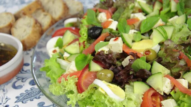 Salade fra&icirc;che m&eacute;diterran&eacute;enne aux l&eacute;gumes et fromage