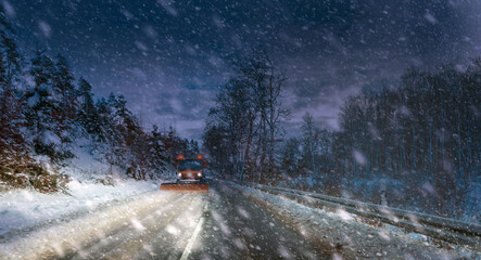 Fahrt zwischen Horn und Feldrom bei Schneefall-bearbeitet