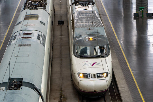 Servicios ferroviarios de alta velocidad en Espa&ntilde;a con tren AVE esperando la salida en la estaci&oacute;n Madrid Atocha