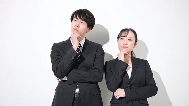 若いビジネスマンの大学生のような男女　新卒採用や就職、就活などどうしようか考える悩むポーズの動画