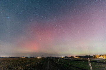 Polarlichter &uuml;ber Tostedt in Niedersachsen &ndash; Aurora Borealis &uuml;ber Feldern