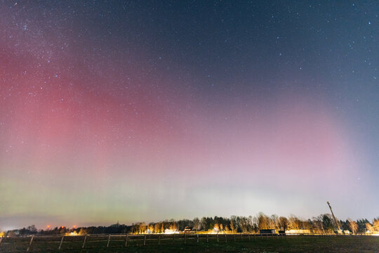 Polarlichter &uuml;ber Tostedt in Niedersachsen &ndash; Aurora Borealis &uuml;ber Feldern