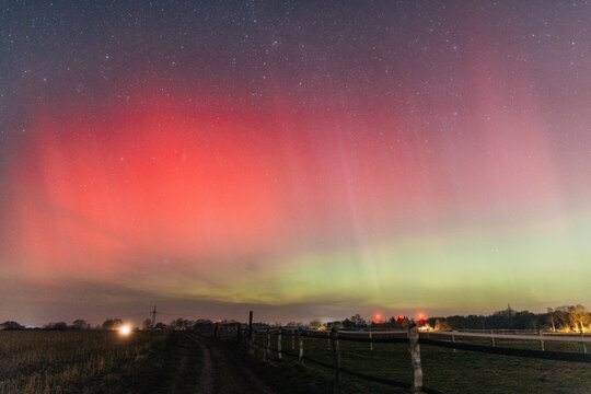 Polarlichter &uuml;ber Tostedt in Niedersachsen &ndash; Aurora Borealis &uuml;ber Feldern