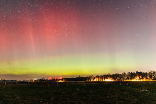 Polarlichter &uuml;ber Tostedt in Niedersachsen &ndash; Aurora Borealis &uuml;ber Feldern
