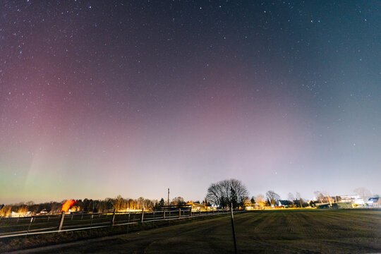 Polarlichter &uuml;ber Tostedt in Niedersachsen &ndash; Aurora Borealis &uuml;ber Feldern
