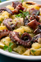 Insalata di patate e polpo, ricetta tipica italiana 