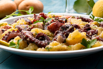 Insalata di patate e polpo, ricetta tipica italiana 