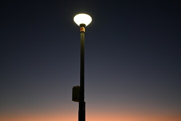 外灯と海岸の夜景風景