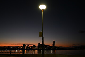 外灯と海岸の夜景風景