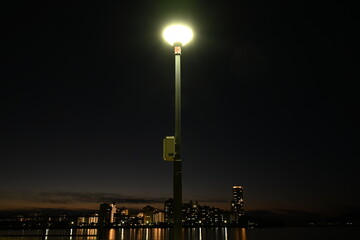 外灯と海岸の夜景風景