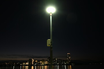 外灯と海岸の夜景風景