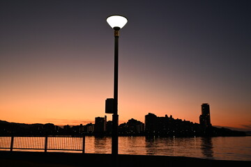 外灯と海岸の夜景風景