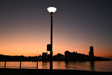 外灯と海岸の夜景風景
