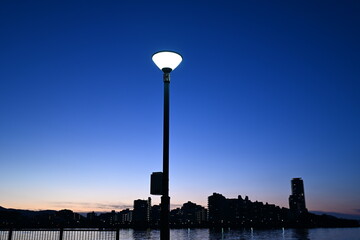 外灯と海岸の夜景風景