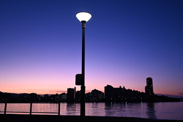 外灯と海岸の夜景風景
