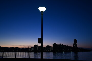 外灯と海岸の夜景風景