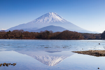 精進湖の湖面に映る富士山