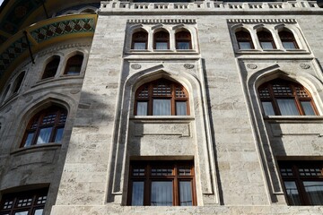 Obraz premium Photo of the Exterior Facade of a Historic Building with Stone Carving Decorations 