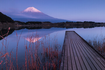 田貫湖の湖面に映る富士山