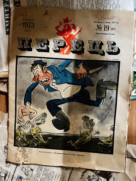 Vintage Soviet cartoon Perets magazine cover from October 1973 featuring a man chasing fish cartoon scene