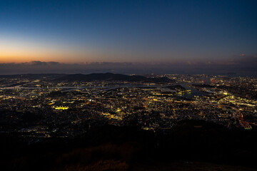 Fototapeta premium 皿倉山山頂展望台から見る北九州市の夕景