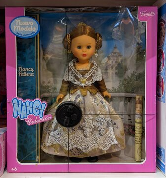 Estanter&iacute;a con mu&ntilde;eca Nancy con ropa tradicional de fallera en jugueter&iacute;a en Madrid, Espa&ntilde;a, 12 de enero de 2026