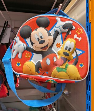 Expositor con mochila infantil con Mickey Mouse y Goofy de Disney en tienda de Madrid, Espa&ntilde;a, 12 de enero de 2026