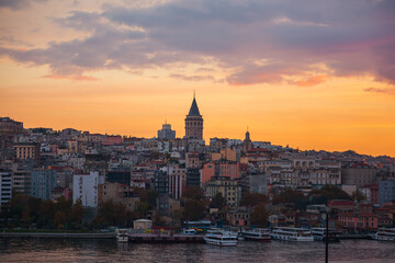 Obraz premium The Galata Tower at dawn. Magnificent cityscape of Istanbul in the morning.